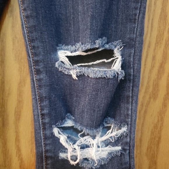 Cute, distressed cropped jeans. Great condition. Youth 14 fits like a ladies 4 - Picture 4 of 7